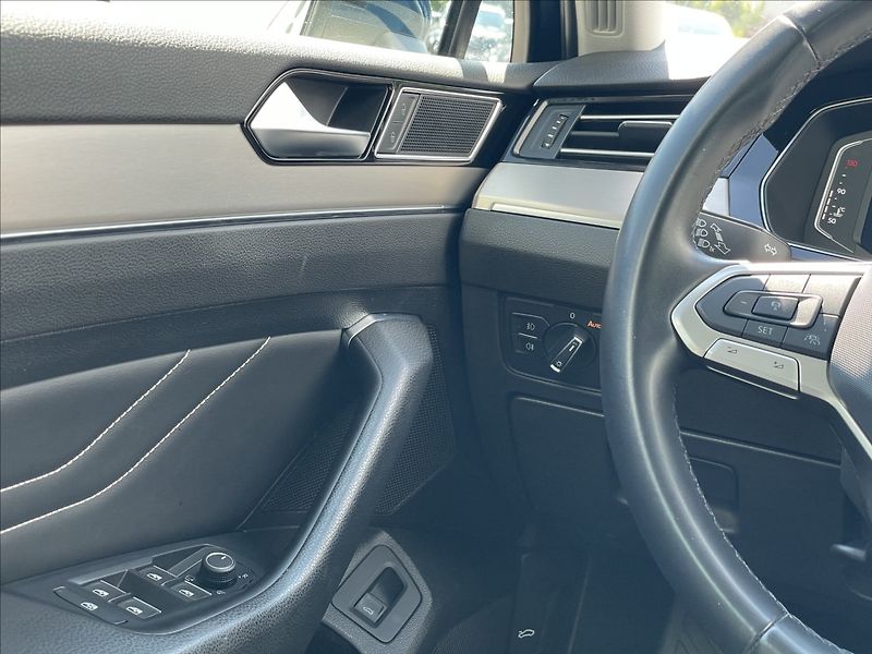 Volkswagen Passat Variant 2,0 TDI DSG Elegance ACC+LED - fotka 11 z 21