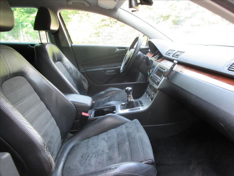 Volkswagen Passat 2,0 FSi 110Kw, 4x4, Kůže, xeno - fotka 13 z 24