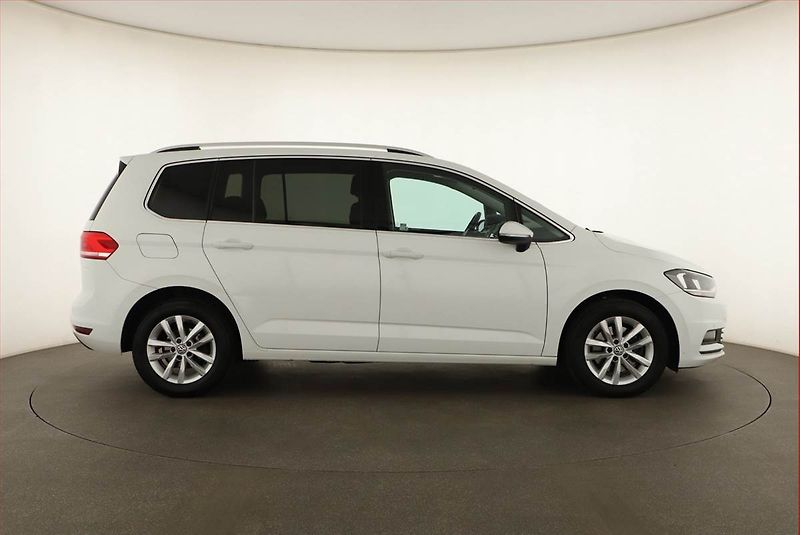 Volkswagen Touran (2019) 1.5 TSI - fotka 6 z 15