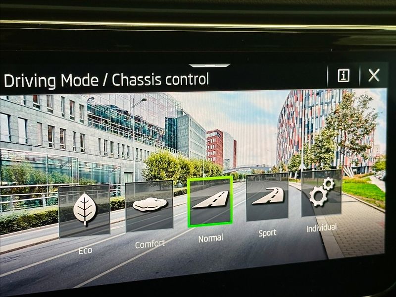 Škoda Superb 2,0 TDI COMBI DSG L&K 147KW - fotka 12 z 21