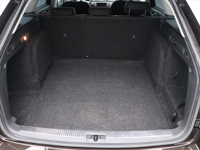 Škoda Superb 1,6 TDI 88kW Aut.klima Tažné - fotka 10 z 19
