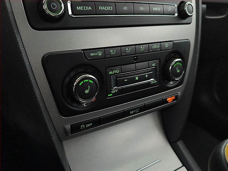 Škoda Octavia (2011) 2.0 TDI, Serv.kniha, Xenony - fotka 13 z 16