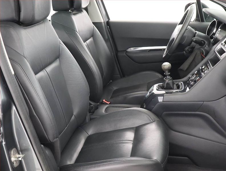 Peugeot 5008 (2012) Allure 1.6 HDi, Navi, Tempomat - fotka 9 z 22