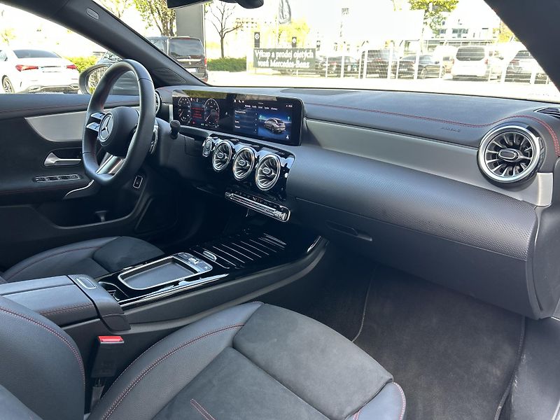 Mercedes-Benz CLA 200 Shooting Brake AMG - fotka 19 z 28