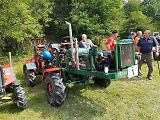 Traktor pracuje v lese