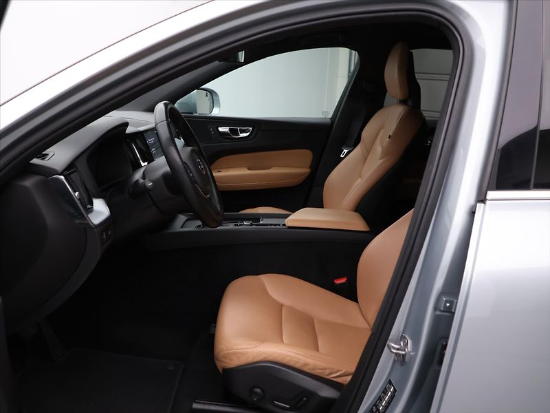 Volvo XC60 2,0 140KW D4 Momentum AWD Auto - fotka 6 z 22