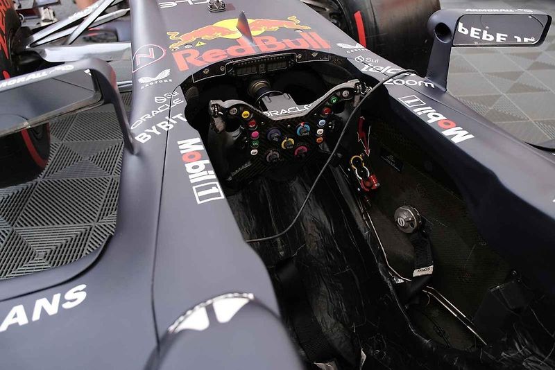 Monopost Red Bull RB7 v akci v Praze