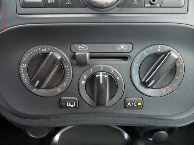 Nissan Juke (2015) 1.6i, ČR, Klima - fotka 15 z 16