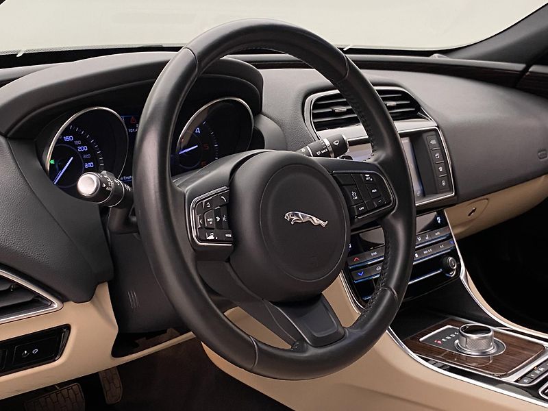 Jaguar XE 2.0D 132kW PURE AUT  - fotka 18 z 40