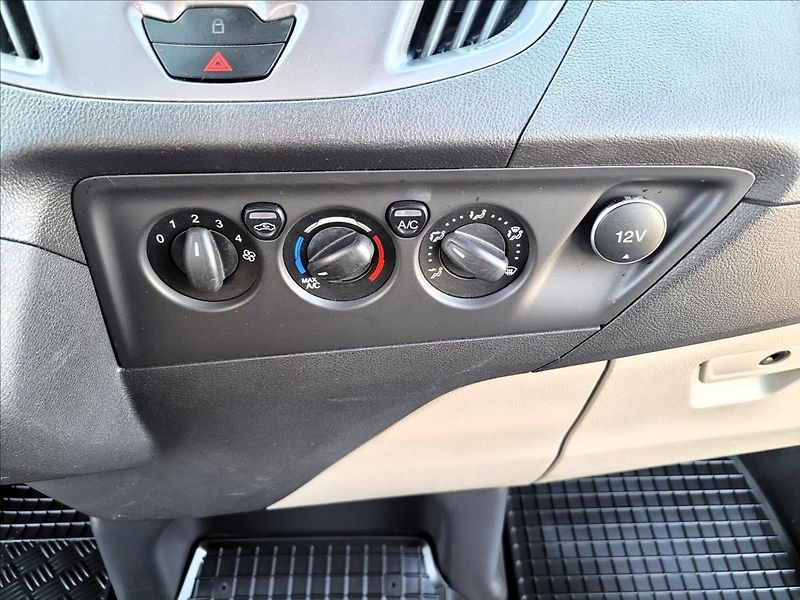 Ford Tourneo Custom 2,0 tdci,Titanium,8míst,klima - fotka 31 z 49
