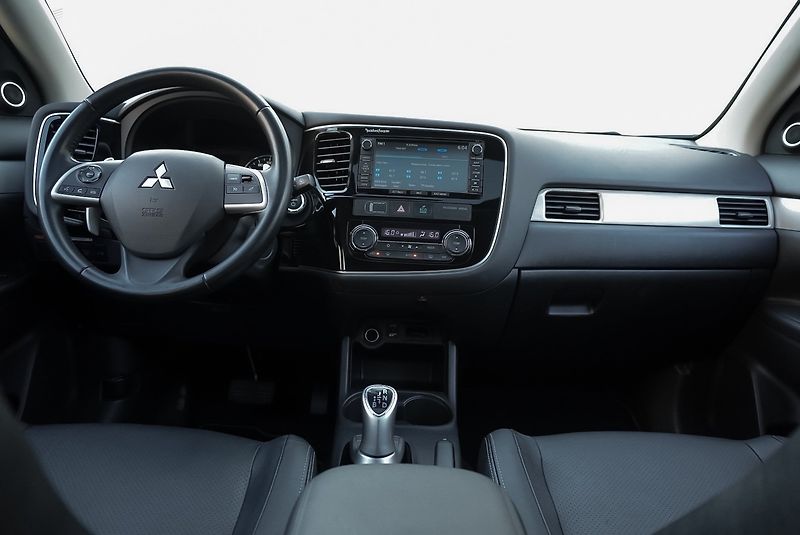 Mitsubishi Outlander 2.0 PHEV 4x4 - fotka 13 z 34