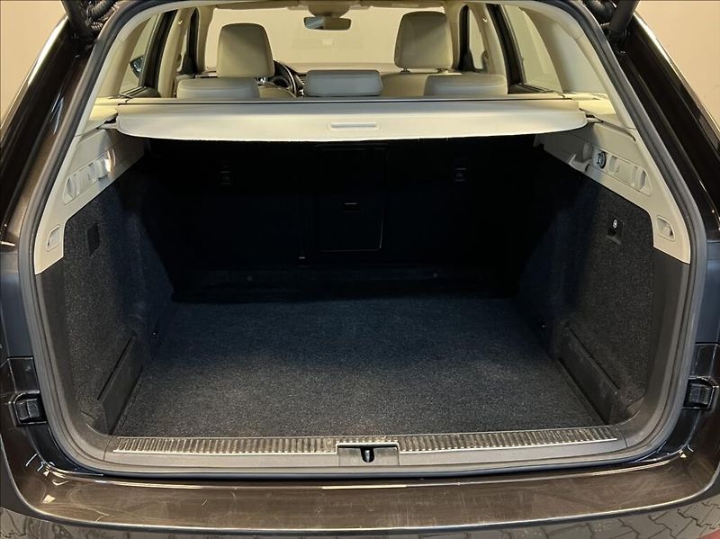 Škoda Superb 2,0 L&K DSG  COMBI - fotka 9 z 14