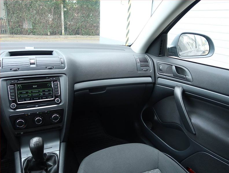 Škoda Octavia (2012) 1.6 TDI, Serv.kniha, po STK - fotka 8 z 15