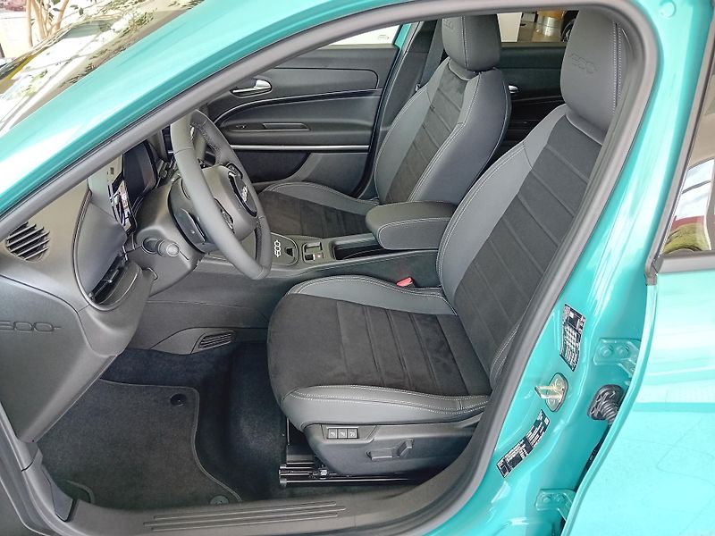Fiat 600 (2026) 1,2T HYBRID 145k SPORT /IHNED/ - fotka 15 z 20