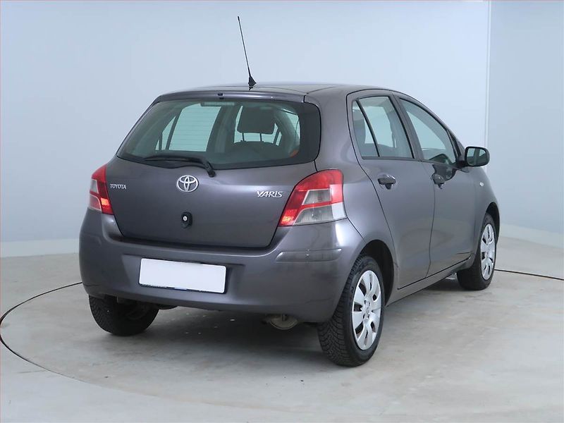 Toyota Yaris (2010) 1.0 VVT-i - fotka 5 z 13