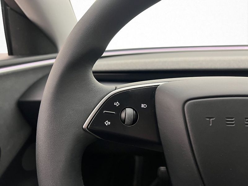 Tesla Model 3 Long Range AWD Highland - fotka 18 z 35
