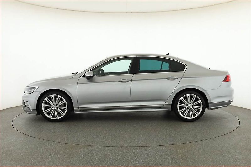 Volkswagen Passat (2020) R-Line 2.0 TSI - fotka 3 z 21