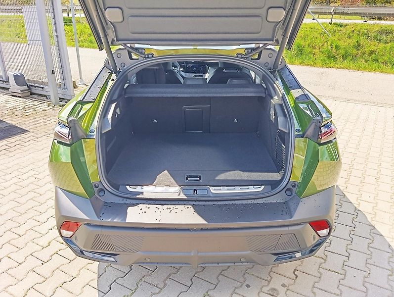 Peugeot 408 (2026) GT Plug-in HYBRID 240 e-DCS7 - fotka 21 z 23