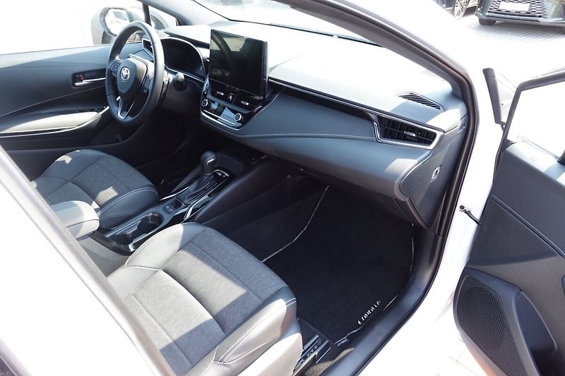 Toyota Corolla 2,0 HEV Style TS - fotka 12 z 32