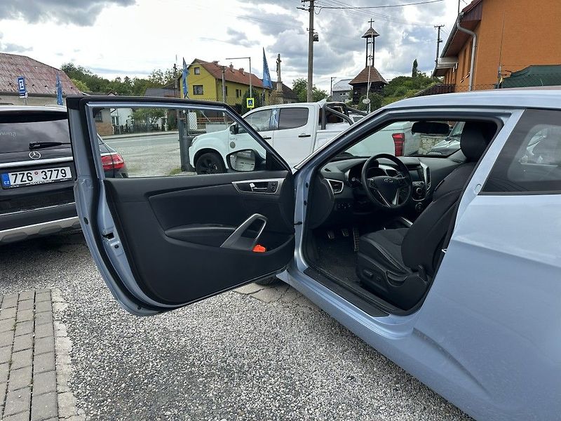 Hyundai Veloster - fotka 15 z 23