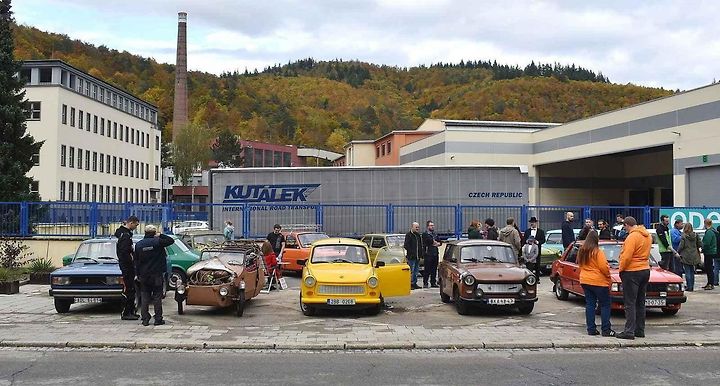 Historie na silnici! Fanoušci starých vozů zaplnili centrum Adamova. Na tradiční Doklikované.
