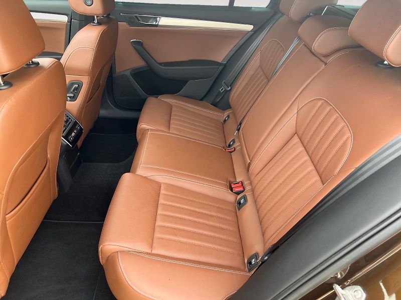 Škoda Superb (2023) L&K 140kW WEBASTO PANO TAŽNÝ - fotka 13 z 38