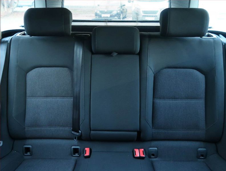 Volkswagen Passat (2017) 2.0 TDI, Automat, Serv.kniha - fotka 10 z 22