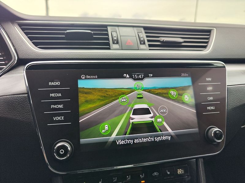 Škoda Superb 2.0 TDI/110kW Style DSG - fotka 21 z 35