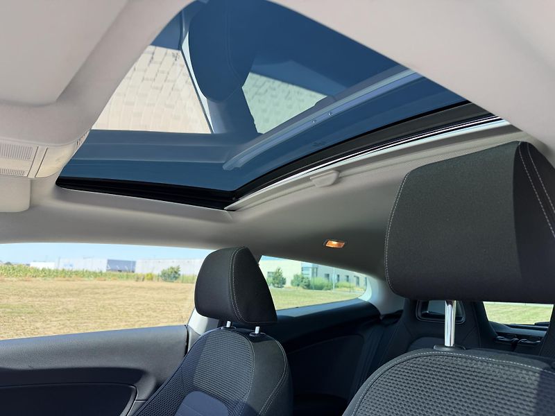 Volkswagen Scirocco 1.4 TSI 90KW PANORAMA ROZVODY - fotka 24 z 37