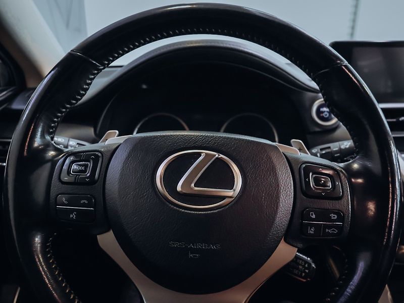 Lexus NX 300 H - fotka 12 z 28