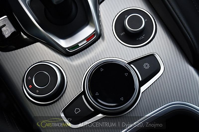 Alfa Romeo Giulia 2.0T 16V 206kW VELOCE AT8 Q4 - fotka 34 z 49