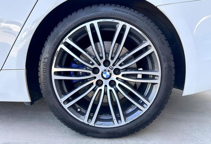 BMW Řada 5 530d xDrive Touring M-Sport - fotka 28 z 28