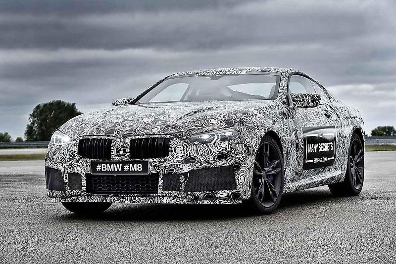 Maskované BMW M8.