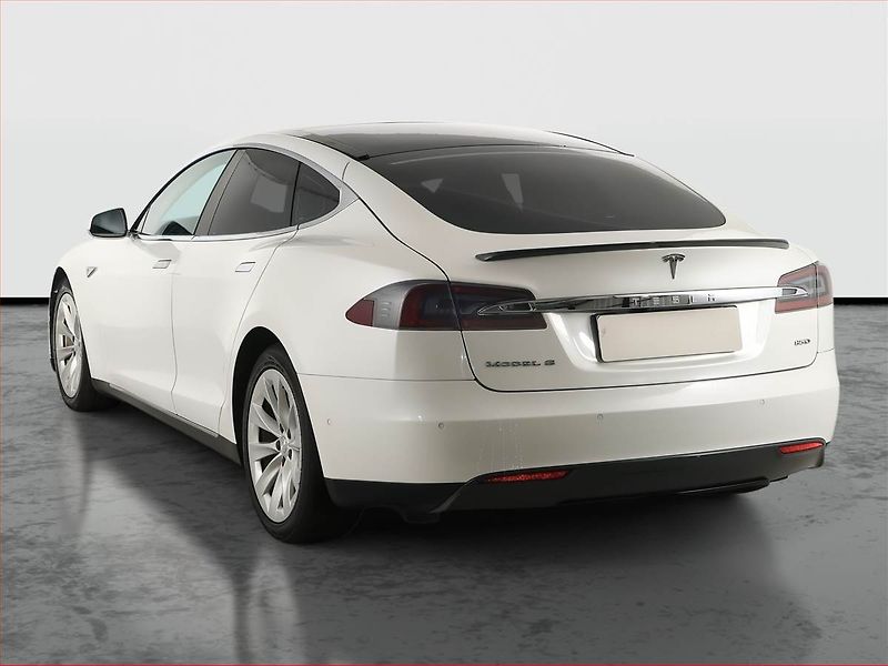 Tesla Model S (2015) 85D, SoH 92% - fotka 4 z 17