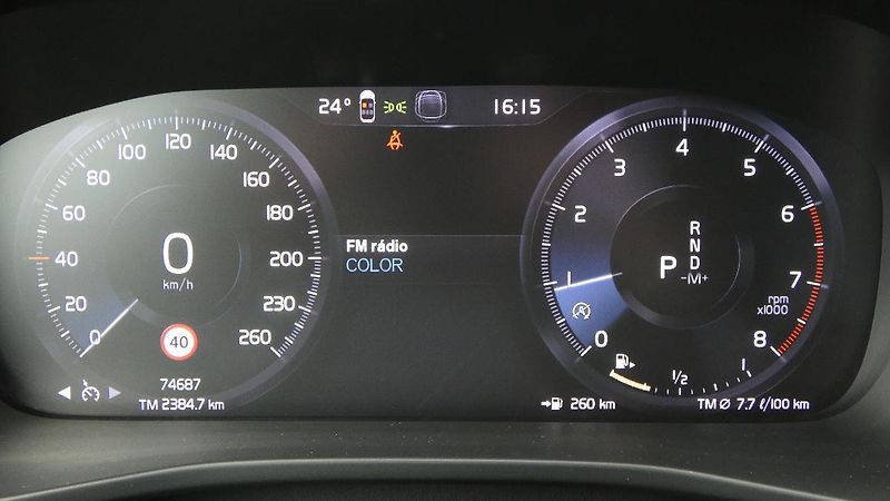 Volvo XC40 T2 FWD Momentum Core - fotka 13 z 21