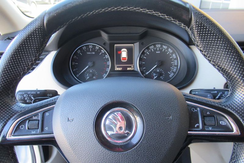 Škoda Octavia 1.6 TDi DSG AUT.KLIMA TAŽNÉ - fotka 11 z 24