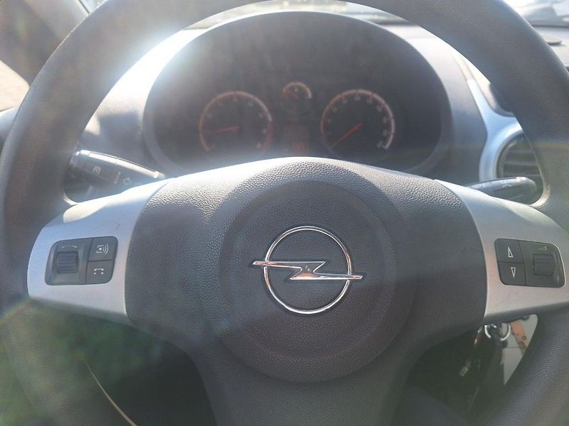 Opel Corsa 1,0 - fotka 16 z 19