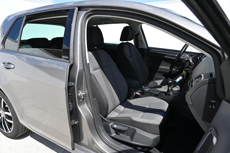 Volkswagen Golf 1.2TSI 81KW BMT rezervace - fotka 28 z 46