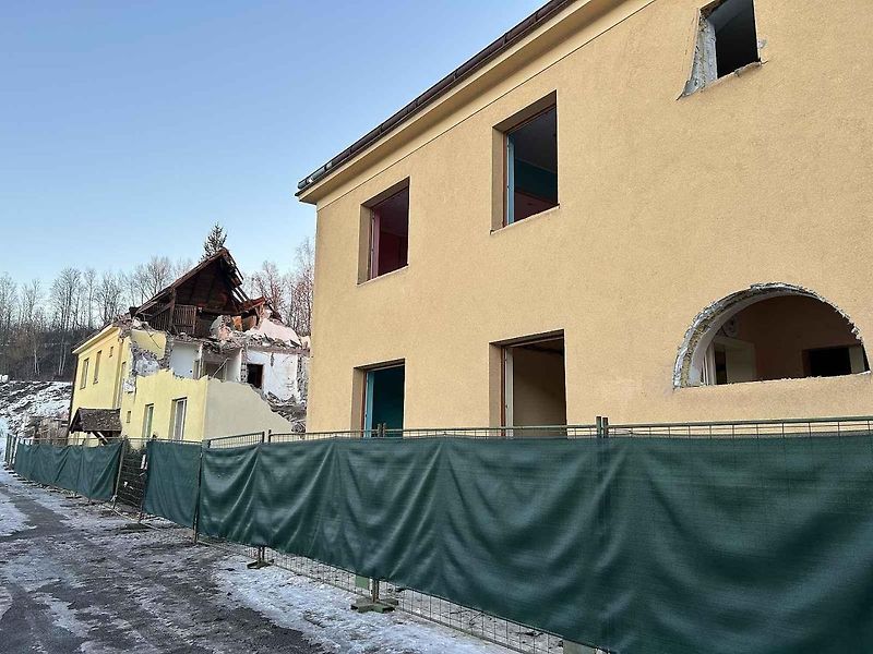 Kvůli stavbě dálnice D11 zbourali dělníci dům v Náchodské ulici v Trutnově Poříčí.