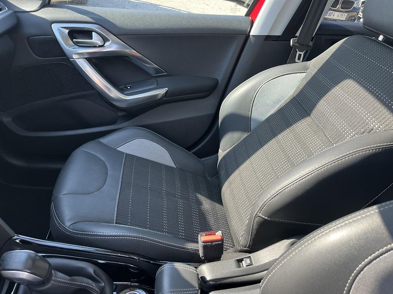 Peugeot 2008 (2017) 1.2FTS 81Kw PureTech Tažné - fotka 17 z 33