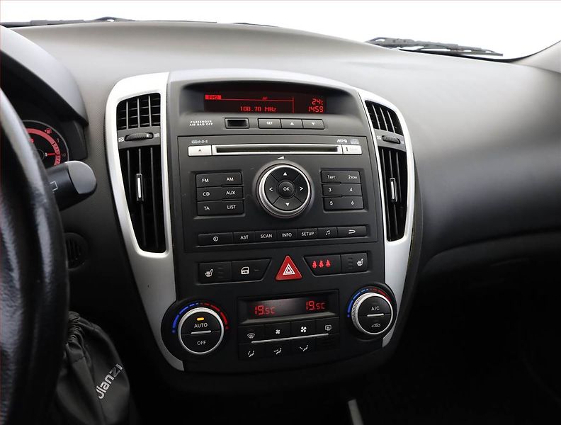 Kia Ceed (2010) 1.6 CRDi, jezdí výborně - fotka 10 z 16
