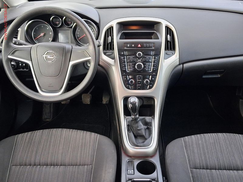 Opel Astra (2011) 1.7D, AAC - fotka 8 z 15