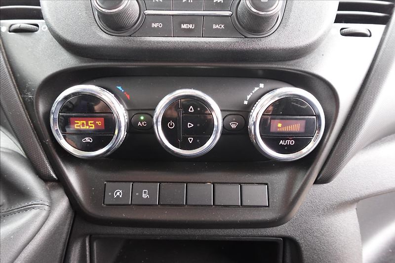 Iveco Daily 2,3 HPT  35C14 7MÍST L2H2 KLIM - fotka 31 z 35