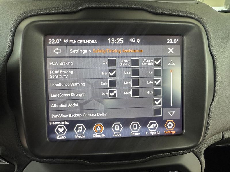 Jeep Renegade 1,3T 4xe*AWD*Distronic*Kamera - fotka 19 z 34