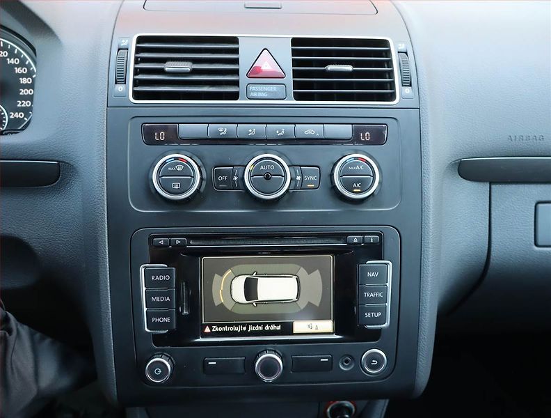 Volkswagen Touran (2013) 1.6 TDI, Automat, Navi - fotka 12 z 18