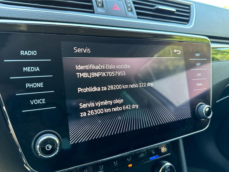 Škoda Superb Combi Grt L&K TD 140/2.0 A7A 4 - fotka 18 z 27