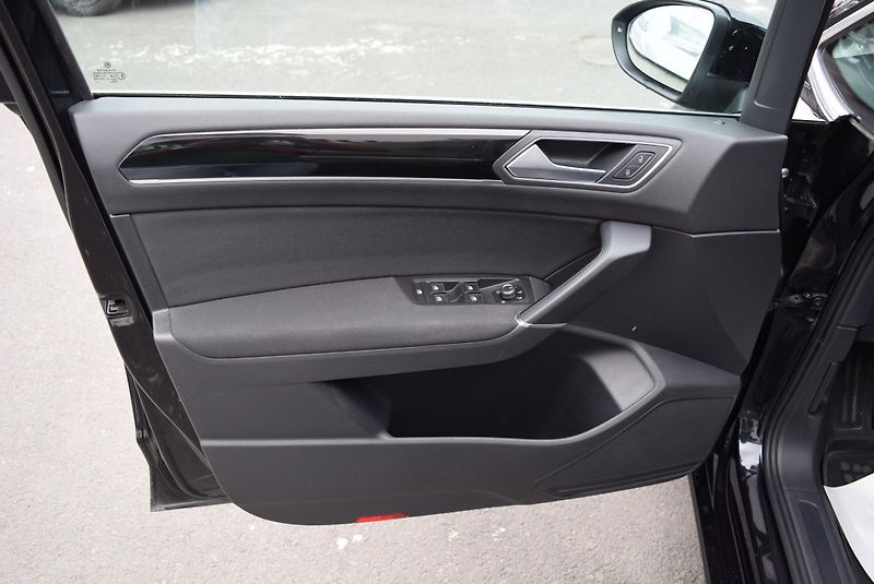 Volkswagen Touran (2017) 1.4TSI 110kw 7MÍST HIGHLIN TAŽ - fotka 21 z 48