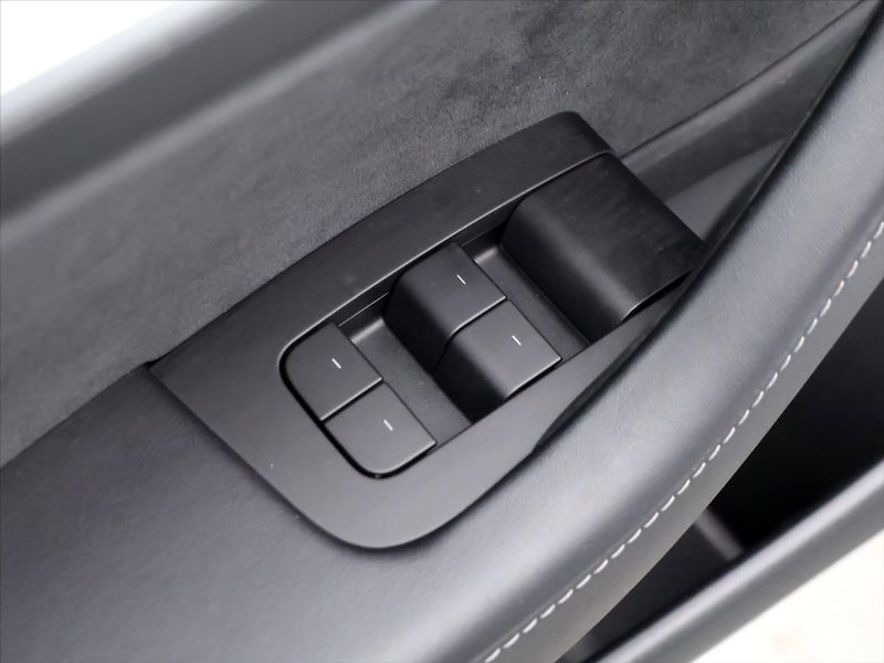 Tesla Model 3 LongRange AWD SOH90,6% DPH - fotka 16 z 33