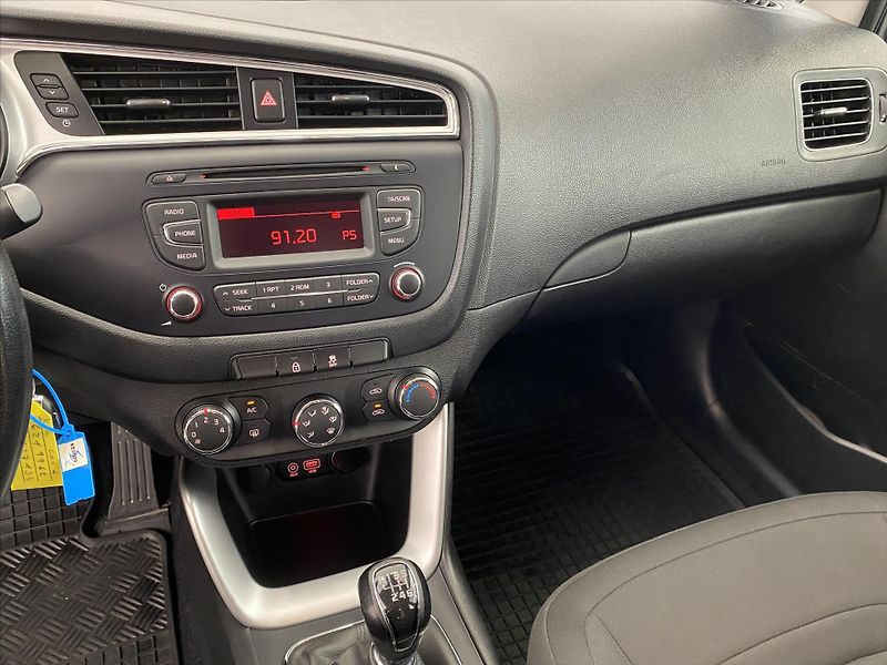 Kia Ceed 1,4 CVVT 73 kW Klima 1. maj.ČR - fotka 16 z 24