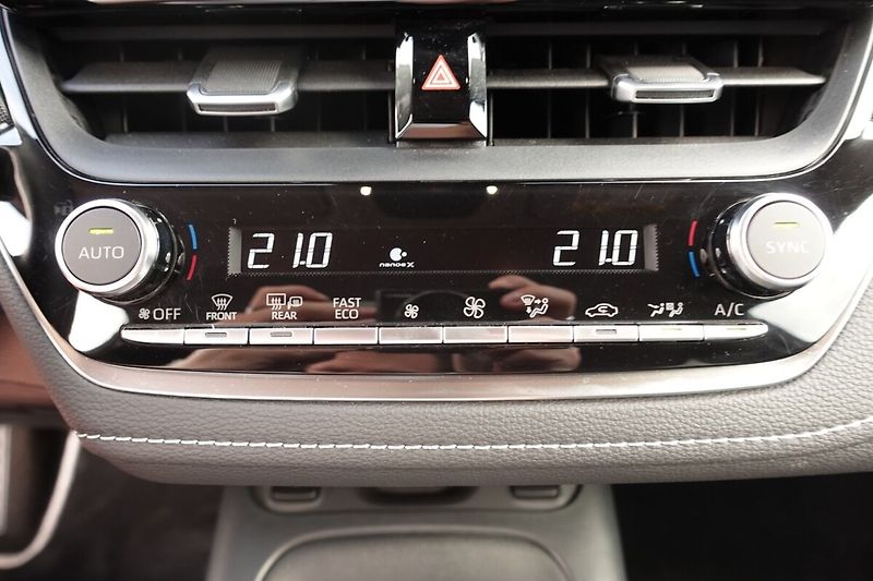 Toyota Corolla 1,8HSD Style - fotka 22 z 32